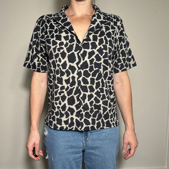 Outdoor Voices SolarCool Camp Collar Shirt in Giraffe Size XS - Picture 2 of 4
